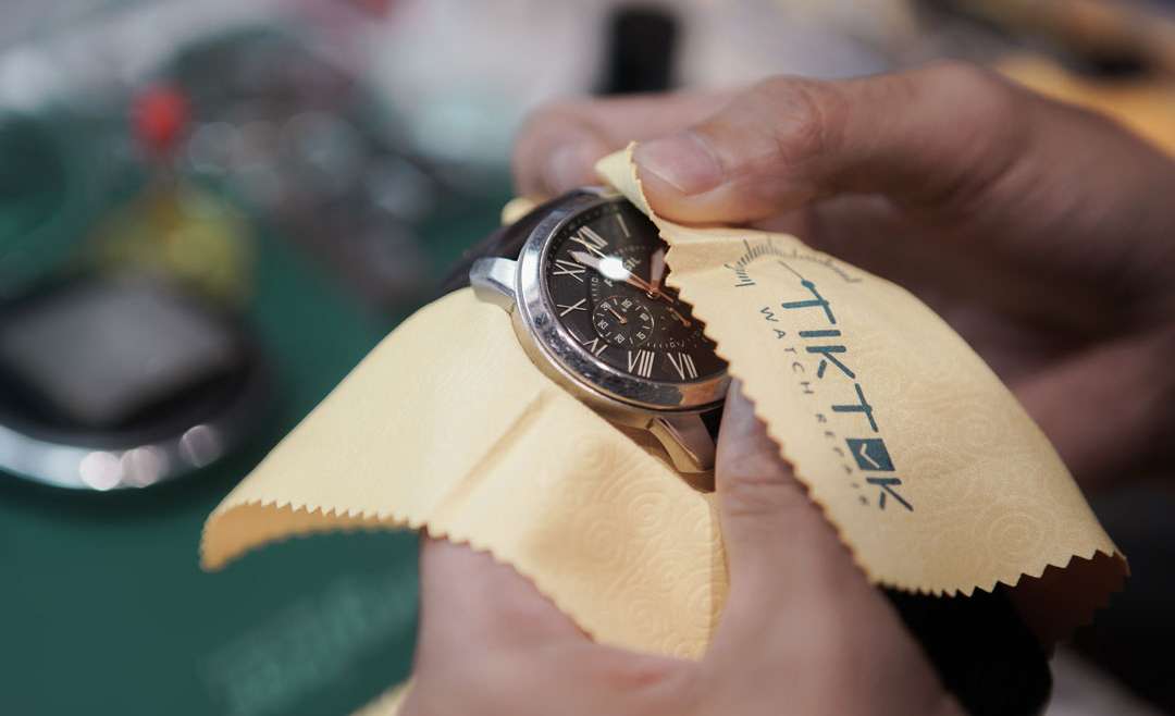 Cegah Virus Corona (Covid-19) Bisa Dilakukan #dirumahaja dengan Cara Bersihkan Jam Tangan Anda!